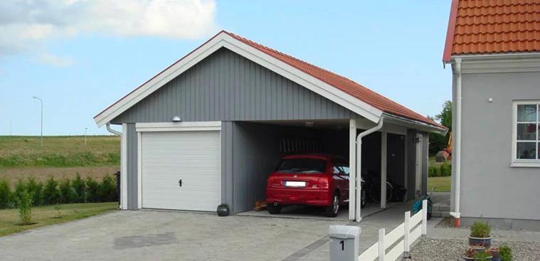 Garage med carport och förråd